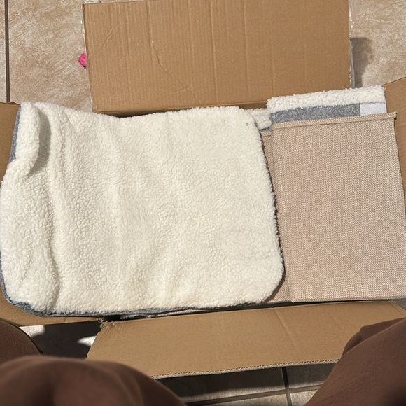 Cat house/ Brand new still in box - Picture 2 of 3